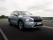 5 centov za každý kilometer, nová daň sa týka aj spaľovacích áut Mitsubishi Outlander
