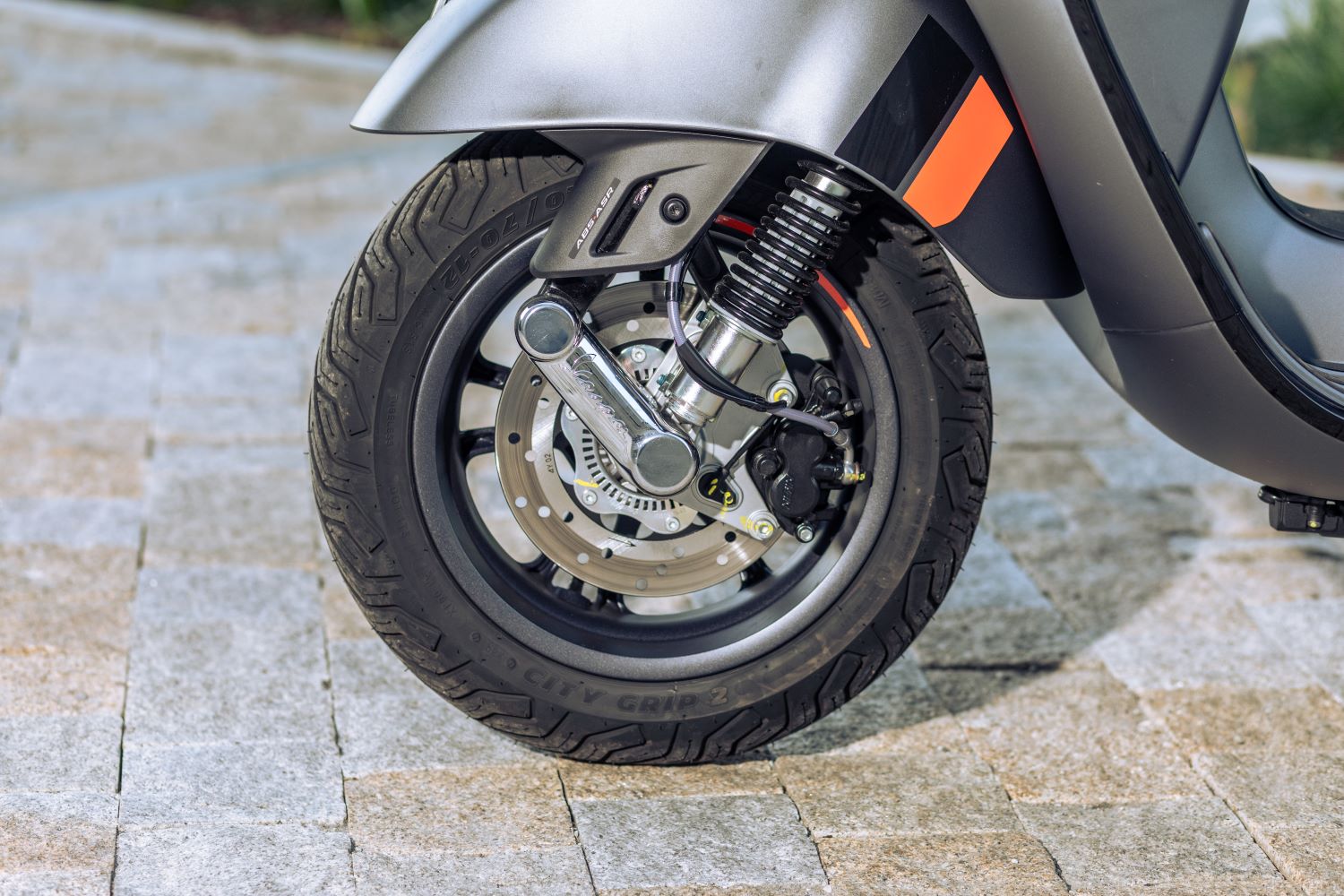predné koleso skútra Vespa 310 GTS