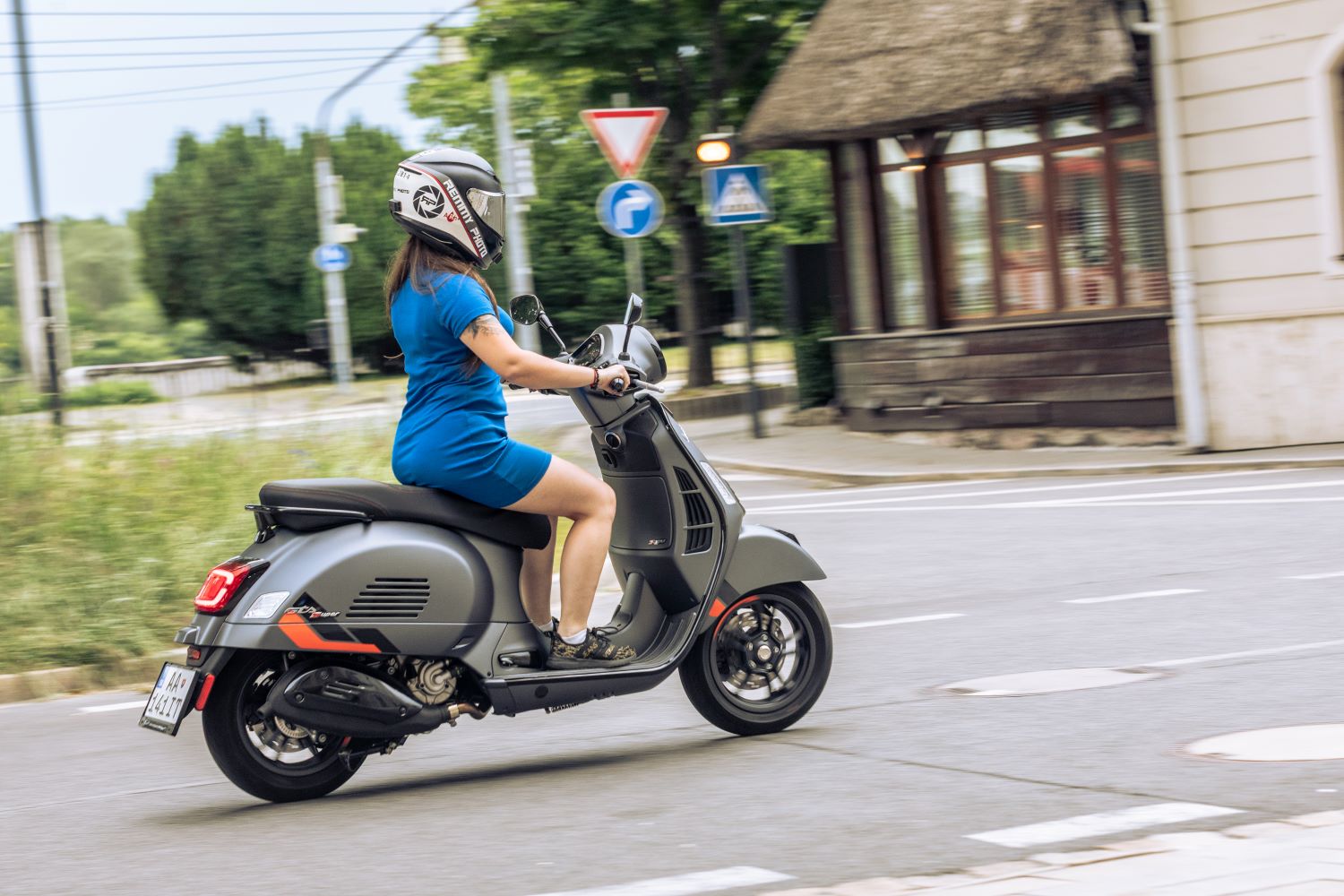 ženia jazdiaca na skútri Vespa 310 GTS