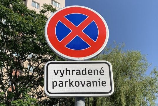 parkovať na zakázaných miestach