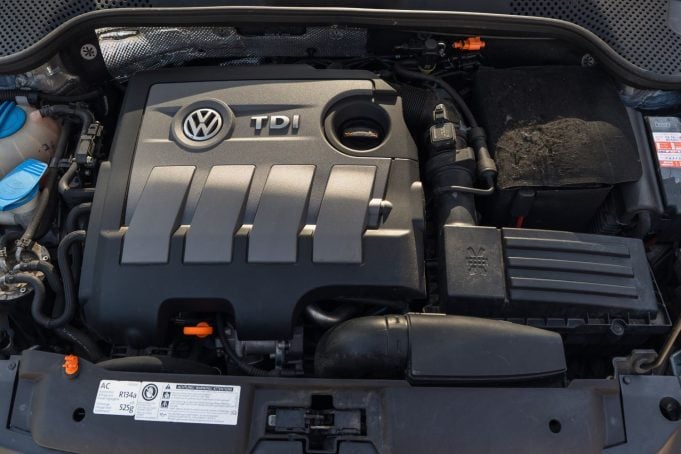 dieselový motor 1,6 TDI pod kapotou vozidla VW Beetle