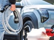 ručné umývanie elektrického vozidla