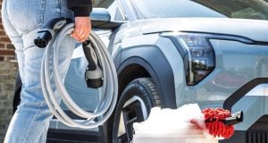 ručné umývanie elektrického vozidla