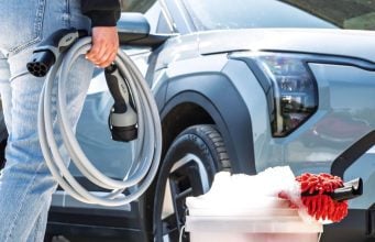 ručné umývanie elektrického vozidla