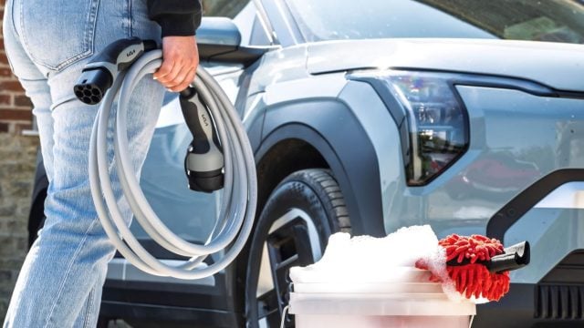 ručné umývanie elektrického vozidla