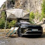 Škoda Enyaq so strešným stanom v horách