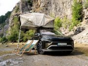 Prespali sme v elektromobile. Ako sa kempuje so Škodou Enyaq? Škoda Enyaq so strešným stanom v horách