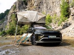 Škoda Enyaq so strešným stanom v horách