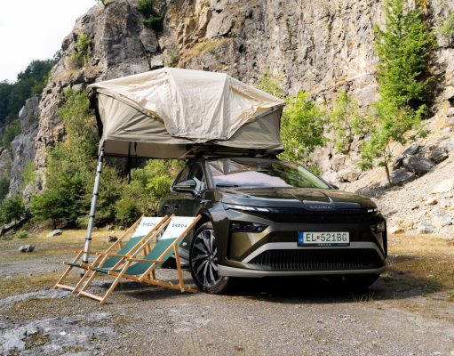Škoda Enyaq so strešným stanom v horách