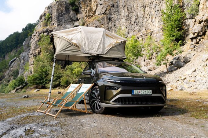 Škoda Enyaq so strešným stanom v horách
