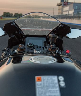 Po práci na okruh? Táto moto je na to ideálna Yamaha R9