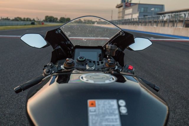 Yamaha R9