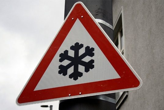 dopravná značka so symbolom vločky