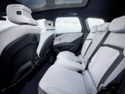 Do vývoja nového auta investovali 10 miliárd eur. Počet objednávok ich teraz zaskočil BMW iX3 zadné sedadlá