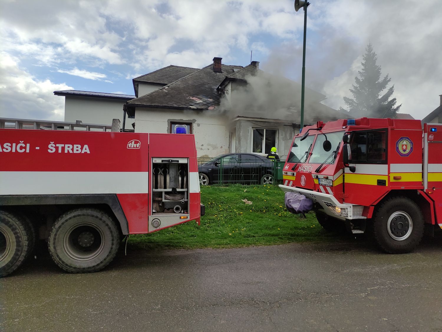 dobrovoľní hasiči z DHZO Štrba zasahujú pri požiari rodinného domu