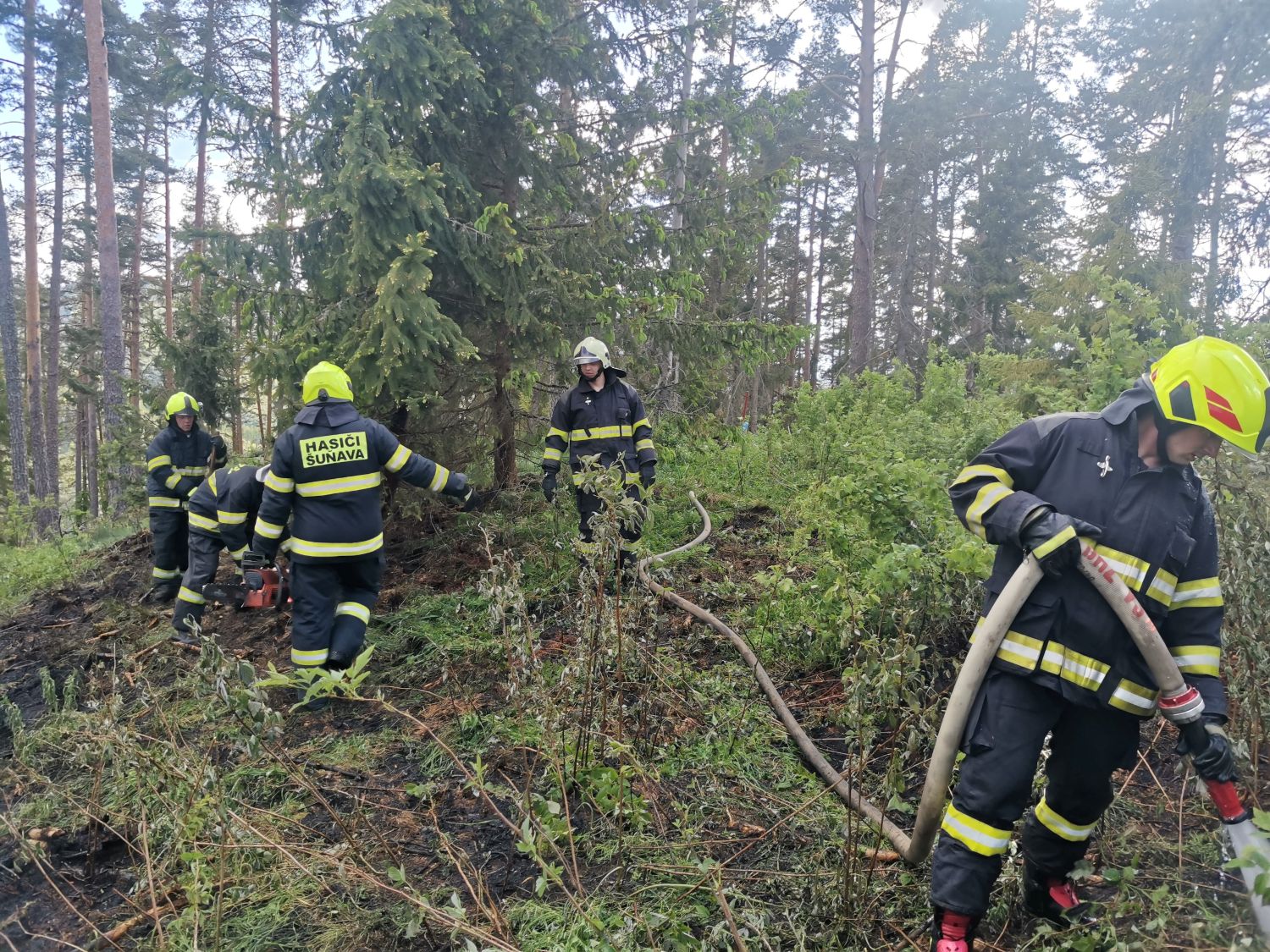 dobrovoľní hasiči z DHZO Šuňava zasahujú pri požiari v lesnom poraste