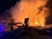 nočný požiar rodinného domu, pri ktorom zasahuje dobrovoľný hasič