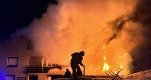 nočný požiar rodinného domu, pri ktorom zasahuje dobrovoľný hasič
