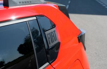 Stojí 18-tisíc a jazdí za 4 l/100 km. V tomto aute sa budete usmievať na ceste aj na pumpe Fiat Grande panda hybrid