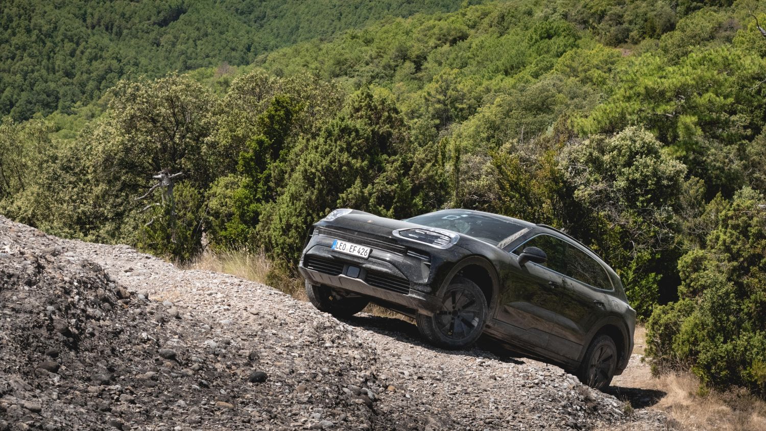 Porsche Cayenne sa štverá na skalu