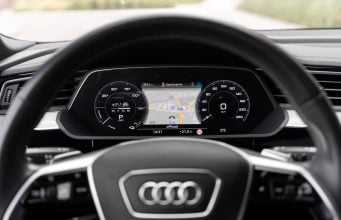 Na luxusnom Audi sa predvádzali celebrity, teraz stojí ako Fabia Audi etron