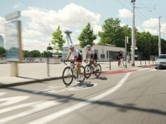 Cyklisti verzus vodiči: dá sa v Bratislave jazdiť s rešpektom? cyklisti na Vajanského nábreží v Bratislave