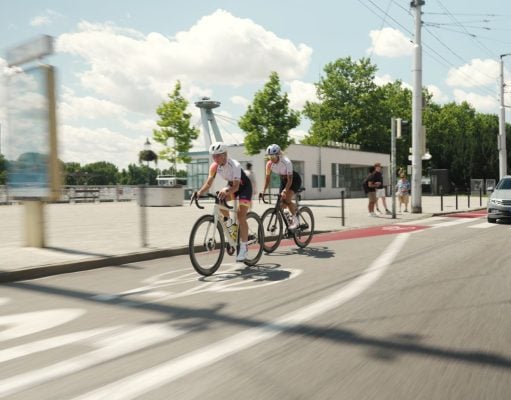 cyklisti na Vajanského nábreží v Bratislave