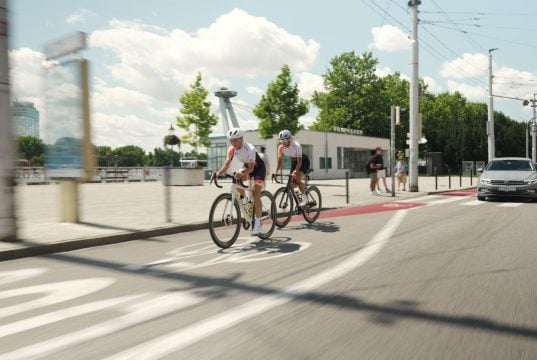 cyklisti na Vajanského nábreží v Bratislave