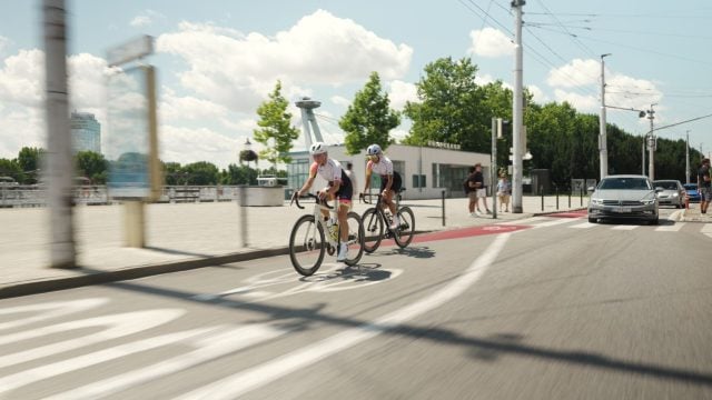 Cyklistika_1 cyklisti na Vajanského nábreží v Bratislave