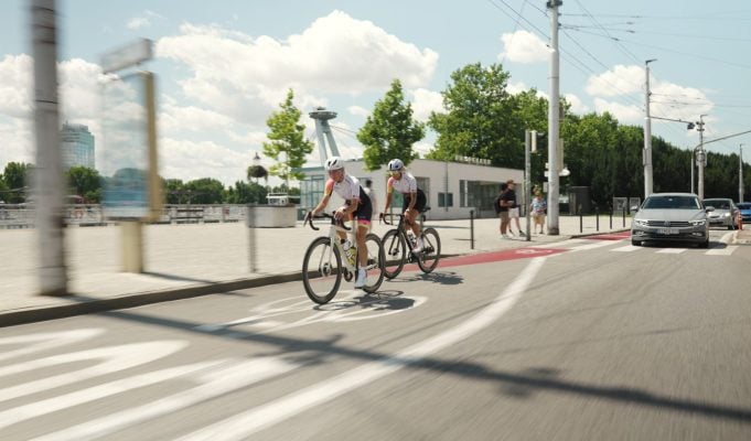 cyklisti na Vajanského nábreží v Bratislave