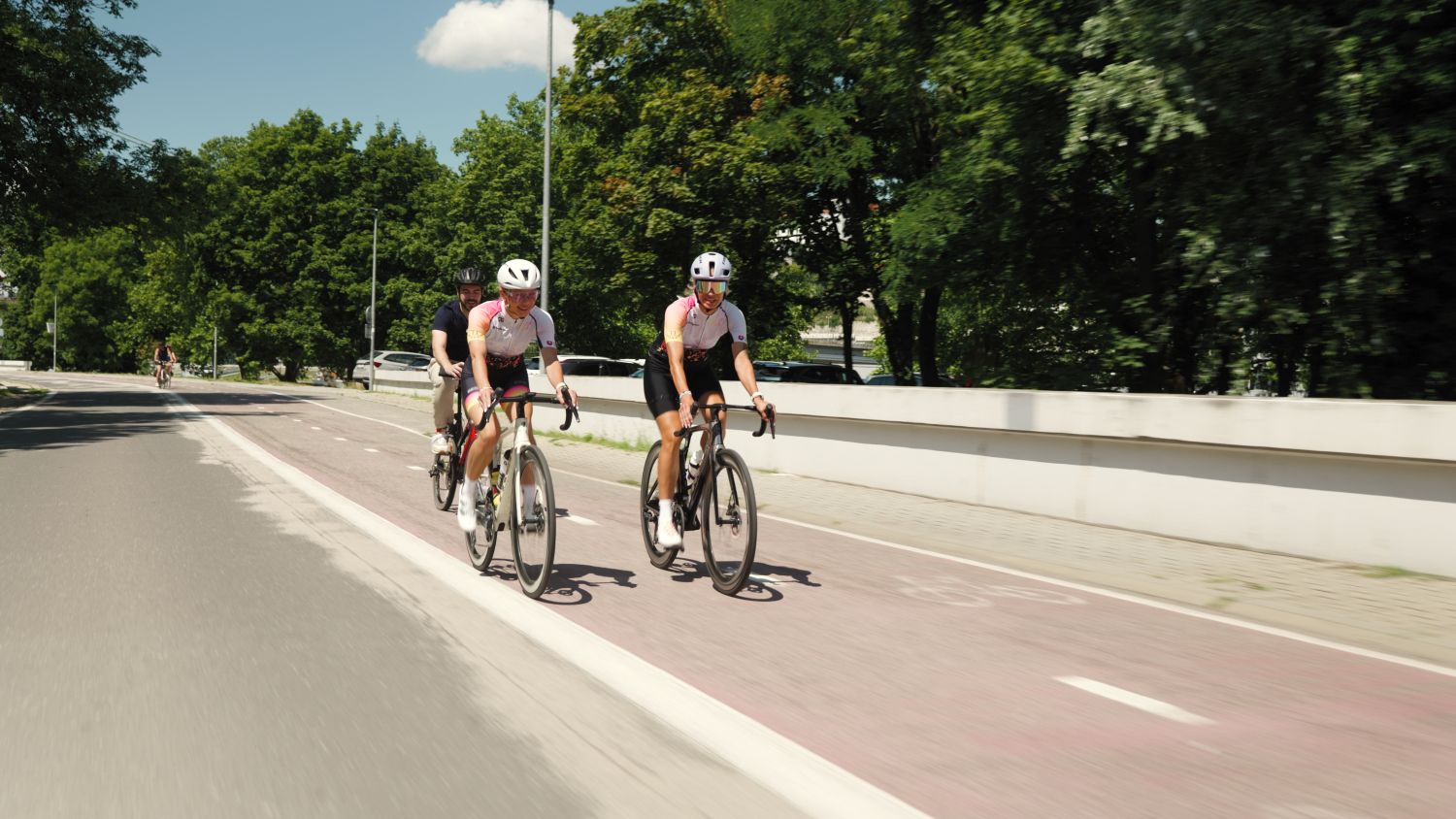 cyklisti na cyklotrase