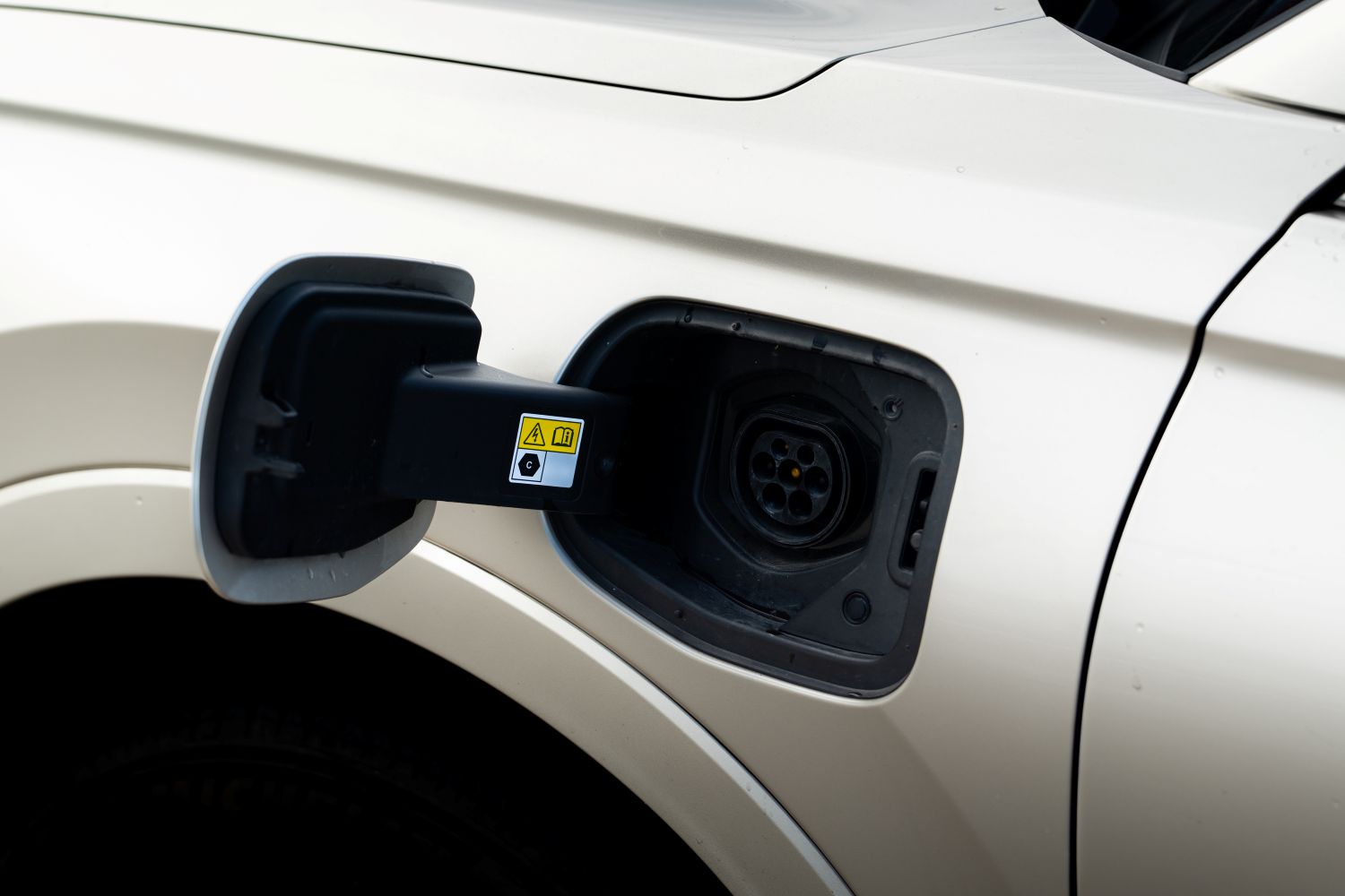 nabíjací port plug-in hybridného vozidla