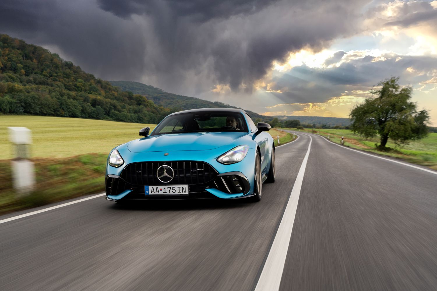 Mercedes-AMG GT 63 PRO na okresnej ceste
