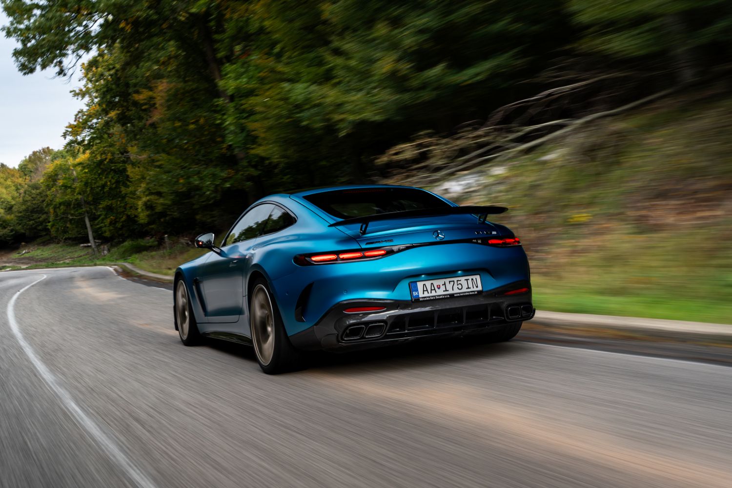 Mercedes-AMG GT 63 PRO na okresnej ceste