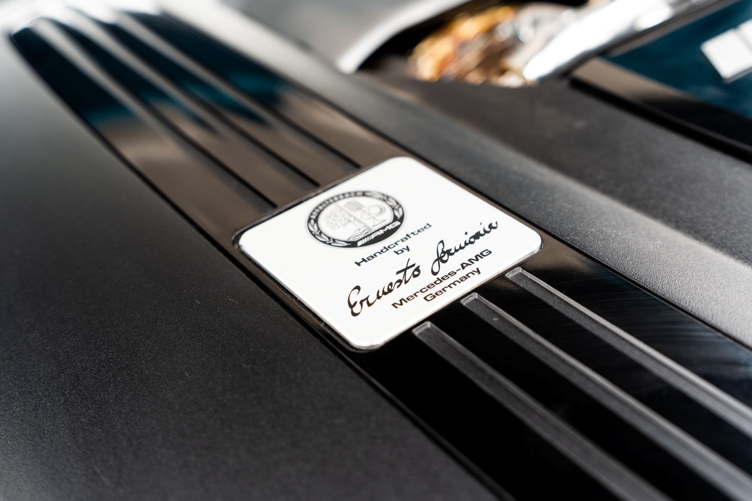 plaketa AMG na motore