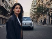 žena a vozidlo značky Volvo