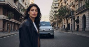 Rok prepravy zadarmo. Ľudia môžu od februára využiť nový benefit žena a vozidlo značky Volvo