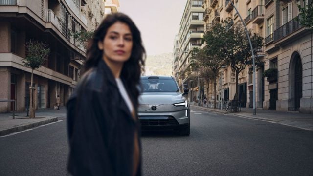 Volvo žena a vozidlo značky Volvo