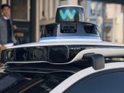 lidar, kamera a senzory na streche autonómneho vozidla od spoločnosti Waymo