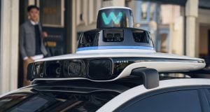lidar, kamera a senzory na streche autonómneho vozidla od spoločnosti Waymo
