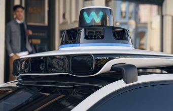 Preteky robotaxi sa vyostrujú, odvetvie čaká 1000-násobný nárast príjmov lidar, kamera a senzory na streche autonómneho vozidla od spoločnosti Waymo