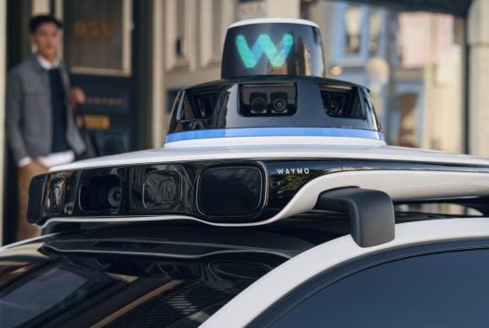 lidar, kamera a senzory na streche autonómneho vozidla od spoločnosti Waymo