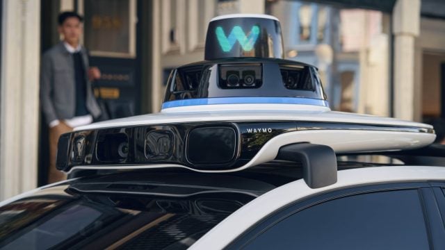 lidar, kamera a senzory na streche autonómneho vozidla od spoločnosti Waymo