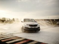 vozidlo v šmyku na polygóne výcvikového strediska