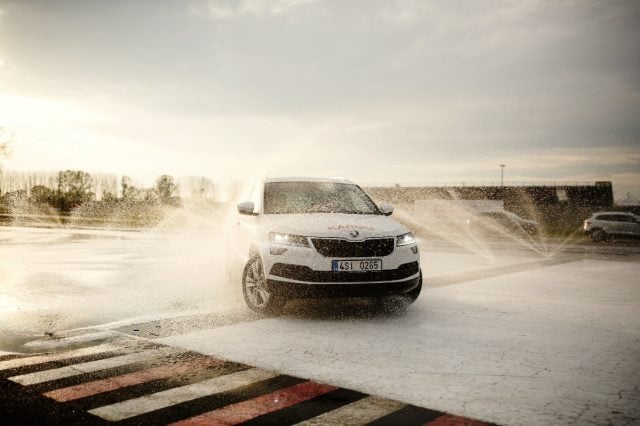 vozidlo v šmyku na polygóne výcvikového strediska