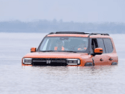 Luxusné SUV sa zmenilo na parník, preplávalo najväčšiu rieku v Číne