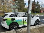V Brne sa dajú elektromobily nabíjať priamo z pouličnej lampy elektromobil sa nabíja z pouličnej lampy v Brne