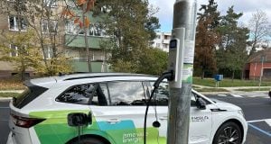 V Brne sa dajú elektromobily nabíjať priamo z pouličnej lampy elektromobil sa nabíja z pouličnej lampy v Brne