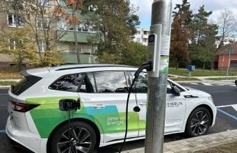 V Brne sa dajú elektromobily nabíjať priamo z pouličnej lampy elektromobil sa nabíja z pouličnej lampy v Brne
