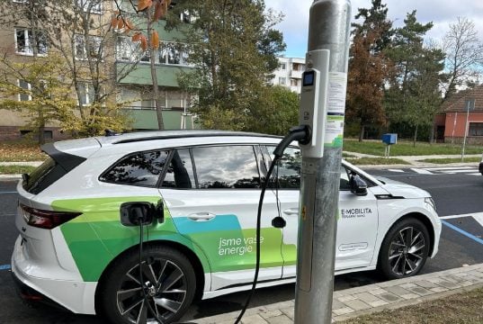 elektromobil sa nabíja z pouličnej lampy v Brne